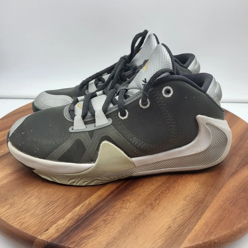 Nike Zoom Freak 1 Basketball Shoes Boys Size 5‎ Y Smoke Grey Sneakers BQ5633-050